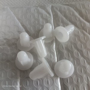Clips de fixation de garde-boue de voiture County 1020732 en plastique universels pour fixation de feux arrière de coffre Ford - Product Image 1