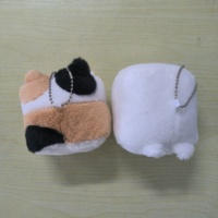 Pendentif en peluche doux et mignon de 10 cm en forme de tofu moissonné, jouet pour chat en peluche courte à tête de chat, porte-clés créatif et adorable en forme de chat carré de dessin animé