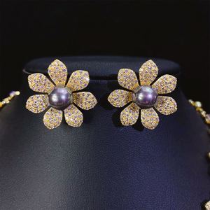 ชุดสร้อยคอและต่างหูประดับมุกสีเพิร์ลหรูหรา รูปทรงดอกไม้ ชุดเครื่องประดับสำหรับงานเลี้ยง ชุดเครื่องประดับผู้หญิง รุ่น S-0045 - Product Image 4