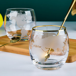 Verre à whisky transparent avec bord doré et gravure simple de la carte du monde, idéal pour <span class=keywords><strong>bar</strong></span> à domicile, cocktails et cadeaux - Product Image 1