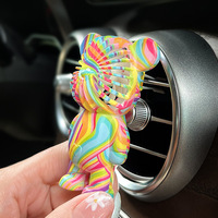 Vente en gros de décorations d'intérieur de voiture Ventilateur d'ours Parfum de voiture et sortie de climatiseur Lumière durable Aromathérapie Désodorisant coloré
