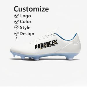 Chaussures <span class=keywords><strong>de</strong></span> <span class=keywords><strong>Futsal</strong></span> Professionnelles Personnalisées OEM en Cuir PU à Coupe Basse pour Hommes - Product Image 1