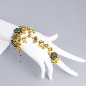 Bracelet ethnique pour femme rétro bout des doigts Vintage exagéré pompon brassard bohême harnais de main pièce unique pour femme - Product Image 5
