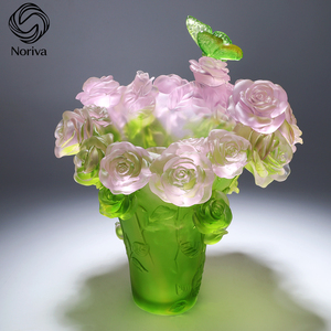 Vase à roses en verre artisanal Contem, sculpture en relief papillon en Liuli Pâte de Verre pour la décoration d'hôtels haut de gamme et les cadeaux d'entreprise - Product Image 1