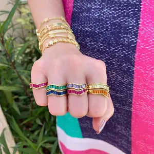 Промоакция, разноцветное кольцо с фианитами, набор золотистых колец различных цветов, прямоугольные камни, волнистые поворотные кольца