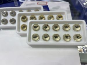 แท่งกดฟันเซรามิกแก้วสีเหลืองอำพันวัสดุทางทันตกรรมสำหรับทำวีเนียร์ฝังออนคราวน์วางในห้องปฏิบัติการ - Product Image 3