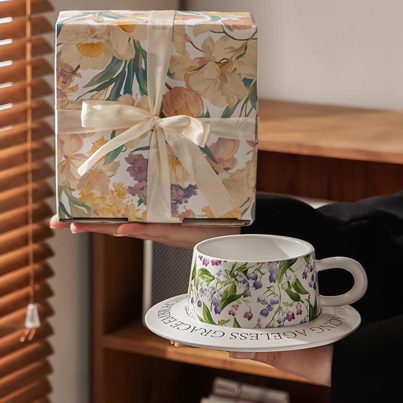 ถ้วยและจานรองสีขาวด้าน, ลายดอกลิลลี่แห่งหุบเขา, กล่องสีสันสดใส, ริบบิ้น