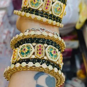 Brazalete Zoryn de Acero Inoxidable con Cristales de Imitación y Dijes de Campana, Estilo Étnico Retro Vintage Boho para Mujer, Regalo Certificado - Product Image 5