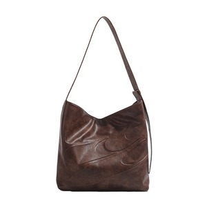 2025 nuevo bolso de hombro de cuero marrón con logotipo grande en relieve, simple y elegante - Product Image 5
