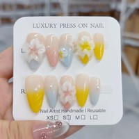 Nouvelles extensions d'ongles courtes sculptées, art du nail art rouge fait main, style européen et américain, pour un look doux et tendance.