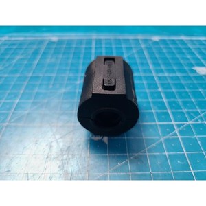 Núcleo de Ferrita NEC TOKIN ESD-SR-250 de Encaje Rápido, Usado como Pieza de Repuesto para Equipos Semiconductores Antiguos - Product Image 2