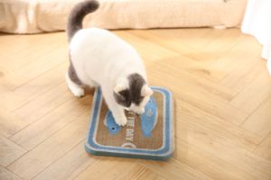 Rascador para Gatos Resistente con Diseño Impreso 'Catching of the Day' 43X32X2.2CM, Almohadilla de Rascado de Papel Corrugado para Gatos - Product Image 3