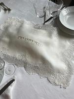 Elegante witte linnen bloemenkant Challah-omslag met Hebreeuws Shabbat V'Yom Tov borduurwerk, Joodse Shabbat-vakantie decoratie voor de tafel