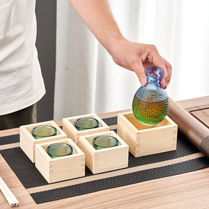 Ensemble <span class=keywords><strong>de</strong></span> saké japonais artisanal et durable - Carafe en verre martelé à paroi épaisse et verres <span class=keywords><strong>de</strong></span> 60 ml pour le service du saké froid - Product Image 2