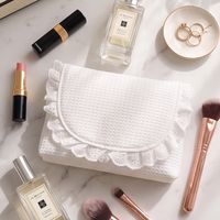 Pochette de maquillage personnalisée en tissu gaufré avec dentelle à œillets et bord festonné, cadeau de mariage, pochette cosmétique blanche, sac de rangement de voyage