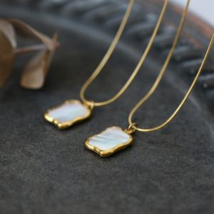 Nouvel Arrivage Collier en Acier Inoxydable Anti-ternissement Personnalisé avec Coquille Irrégulière en Nacre, Vente en Gros - Product Image 1