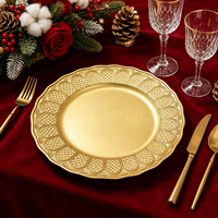 Assiettes de présentation de luxe dorées Wojia 13 pouces, bord festonné géométrique en relief, en plastique thermolaqué pour la mise en table de fête