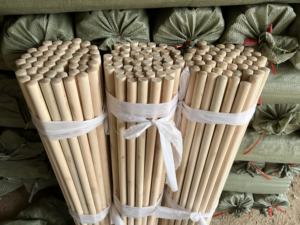 Venta al por mayor de mangos de escoba de madera natural para barrer y limpiar el hogar - Product Image 1