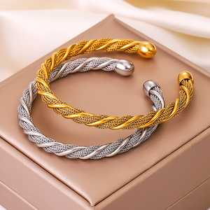Cadena de Mano para Mujer, Chapada en Oro de 18K, con Aro Ajustable y Brazalete Flexible de Acero Inoxidable, Venta al Por Mayor - Product Image 1