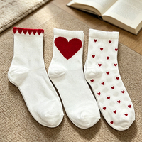 Chaussettes en coton pour femmes, motif cœur rouge mignon, chaussettes mi-mollet blanches décontractées