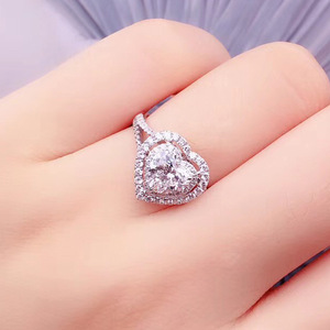 Anello a Forma di Cuore con Cristalli Incastonati per Donne, Accessorio Romantico per Uso Quotidiano e Feste - Product Image 2