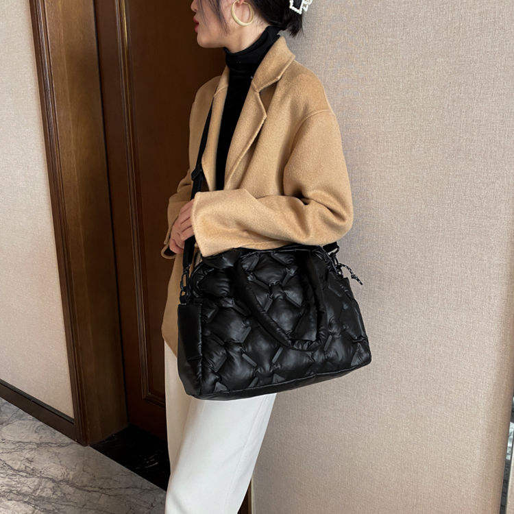 Borsa Tote in tessuto Oxford con ricamo quadrato gonfio in pelle leggera di  vendita calda per borse da donna Casual