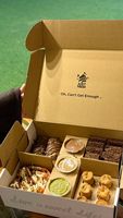 Boîte pliable rose haut de gamme personnalisée avec logo pour emballage de gâteaux et biscuits jetables avec insert