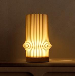 Lámpara <span class=keywords><strong>de</strong></span> <span class=keywords><strong>noche</strong></span> <span class=keywords><strong>de</strong></span> forma única <span class=keywords><strong>de</strong></span> estilo nórdico, Base <span class=keywords><strong>de</strong></span> madera, lámpara <span class=keywords><strong>de</strong></span> mesita <span class=keywords><strong>de</strong></span> <span class=keywords><strong>noche</strong></span> regulable con enchufe USB, lámpara <span class=keywords><strong>de</strong></span> mesa LED con volantes impresa en 3D creativa - Product Image 1