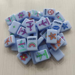 Ensemble <span class=keywords><strong>de</strong></span> tuiles <span class=keywords><strong>de</strong></span> mahjong en acrylique <span class=keywords><strong>de</strong></span> luxe moderne sur mesure, 160 pièces, pliable, écologique, blanc, divertissement familial pour enfants - Product Image 1