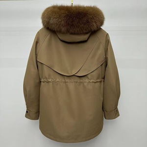Elegante <span class=keywords><strong>Cappotto</strong></span> <span class=keywords><strong>in</strong></span> Stile Coreano <span class=keywords><strong>con</strong></span> Esterno <span class=keywords><strong>in</strong></span> Poliestere e Fodera <span class=keywords><strong>in</strong></span> Vera <span class=keywords><strong>Pelliccia</strong></span>, Orlo a Linea e Design Aderente <span class=keywords><strong>in</strong></span> Vera <span class=keywords><strong>Pelliccia</strong></span> di Volpe - Product Image 3