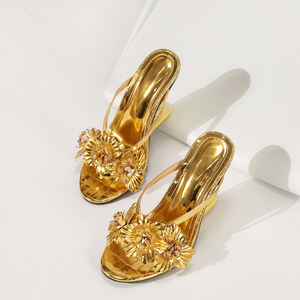 Sandalias de tacón de cuña alto irregular para mujer con flores, zapatos de punta cuadrada abierta, pantuflas con tacón de diseño peculiar - Product Image 3