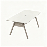 Le nouveau bureau rectangulaire moderne et la table de conférence conviennent aux réunions de plusieurs personnes.