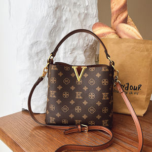 Sac seau en PU à motif géométrique pour femmes. La doublure est en polyester. Il a été conçu par un designer renommé.189 - Product Image 4