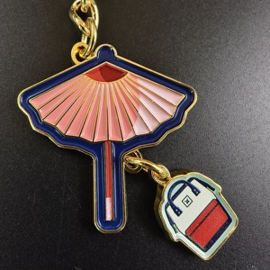 Porte-clés Fan & Sac en émail souple plaqué or avec impression UV pour le Carnaval, les festivals de musique, les concerts et les souvenirs d'entreprise - Product Image 2
