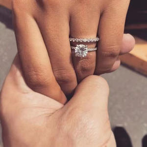 Anillo de Compromiso de Diamantes en Oro Blanco para Mujer Q018, Corte Brillante Redondo, Color G Natural, Piedras Laterales - Product Image 1