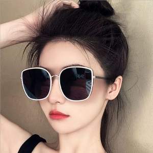 Gafas de sol Gm para mujer, montura grande, material de PC, protección Uv400, estilo coreano, diseño cuadrado de moda para uso en exteriores - Product Image 1