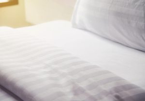 Khách Sạn Cung Cấp Bộ Đồ Giường Đặt Hiện Đại Rắn Màu Trắng Duy Nhất Phẳng Tấm Ga Trải Giường <span class=keywords><strong>300TC</strong></span> Tinh Khiết Bông Khăn Trải Giường Chất Lượng Cao - Product Image 5