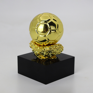 Trofeo di Calcio Personalizzato in Metallo Placcato Oro Stile <span class=keywords><strong>Ballon</strong></span> <span class=keywords><strong>D</strong></span>'<span class=keywords><strong>Or</strong></span> con Base in Cristallo Nero e Logo Inciso, Premio Souvenir per il Calcio - Product Image 3