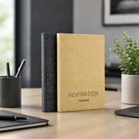 Cuaderno de Tapa Dura con Forro de Lino Color Mostaza, Marca Boutique, con Cinta Plateada y Marcapáginas, Bolsillo Interior A5, para Escritura Diaria, Poesía y Diario