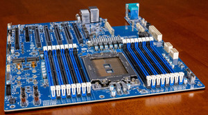 Carte mère E-ATX d'occasion OEM MZ32-AR0 Rev2.0 haute capacité, processeur EPYC série 7000, quatre canaux, socket SP3, DDR4 2048 Go, SATA - Product Image 5