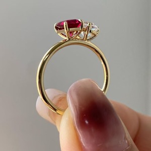 Anello di Lusso con Smeraldo Rosa Taglio a Pera, Anello di Fidanzamento con Due Pietre, Placcato in Oro 18K, Regalo di Anniversario per <span class=keywords><strong>Lei</strong></span> - Product Image 4