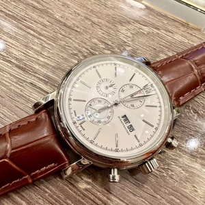 Reloj Cronógrafo para Hombre con Esfera Blanca, Función de Día y Fecha, y Correa de Cuero Marrón para Uso Formal e Informal - Product Image 1