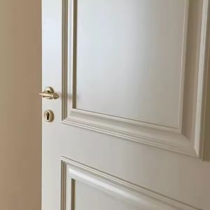 Puerta de Madera Maciza de Estilo Moderno Personalizada, Puerta Abatible Plana Insonorizada para Dormitorio con Rejilla Negra Pintada - Product Image 2
