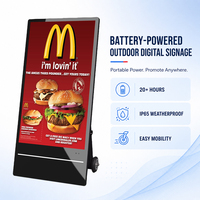 Pantalla vertical alimentada por batería KINGONE, soporte de suelo de señalización digital LCD, pantalla publicitaria móvil para uso en interiores y exteriores