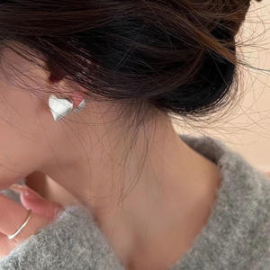 Direct Factory Sale Exquisite Simple Style Gold Plated Heart <b>Pearl</b> Stud <b>Earrings</b> for Women - Product Image 4