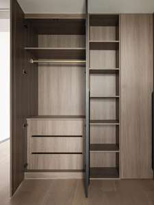 Armoire moderne sur mesure pleine grandeur avec coins arrondis, portes en bois massif, caractéristiques réglables, finition noyer pour mobilier de chambre - Product Image 3