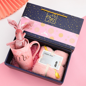 2026 Venta al por mayor: Nuevo y moderno set de regalo corporativo personalizado de tazas de café con cuchara, toalla y muñeco de conejo para mujeres y niñas - Product Image 2