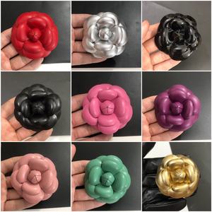 Broche de camélia en cuir Pu plaqué argent de Wang Yibo 6.8cm petite fleur parfumée anniversaire doré femmes - Product Image 2