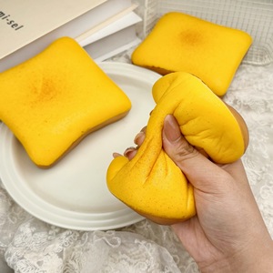 Jouet anti-stress à presser en forme de pain grillé, à remontée lente, moelleux et souple, jouet sensoriel mignon en forme d'aliment - Product Image 5