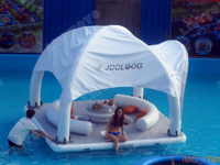 Plateforme flottante gonflable commerciale avec parasol et sièges pour yacht, lac, plage et complexe hôtelier